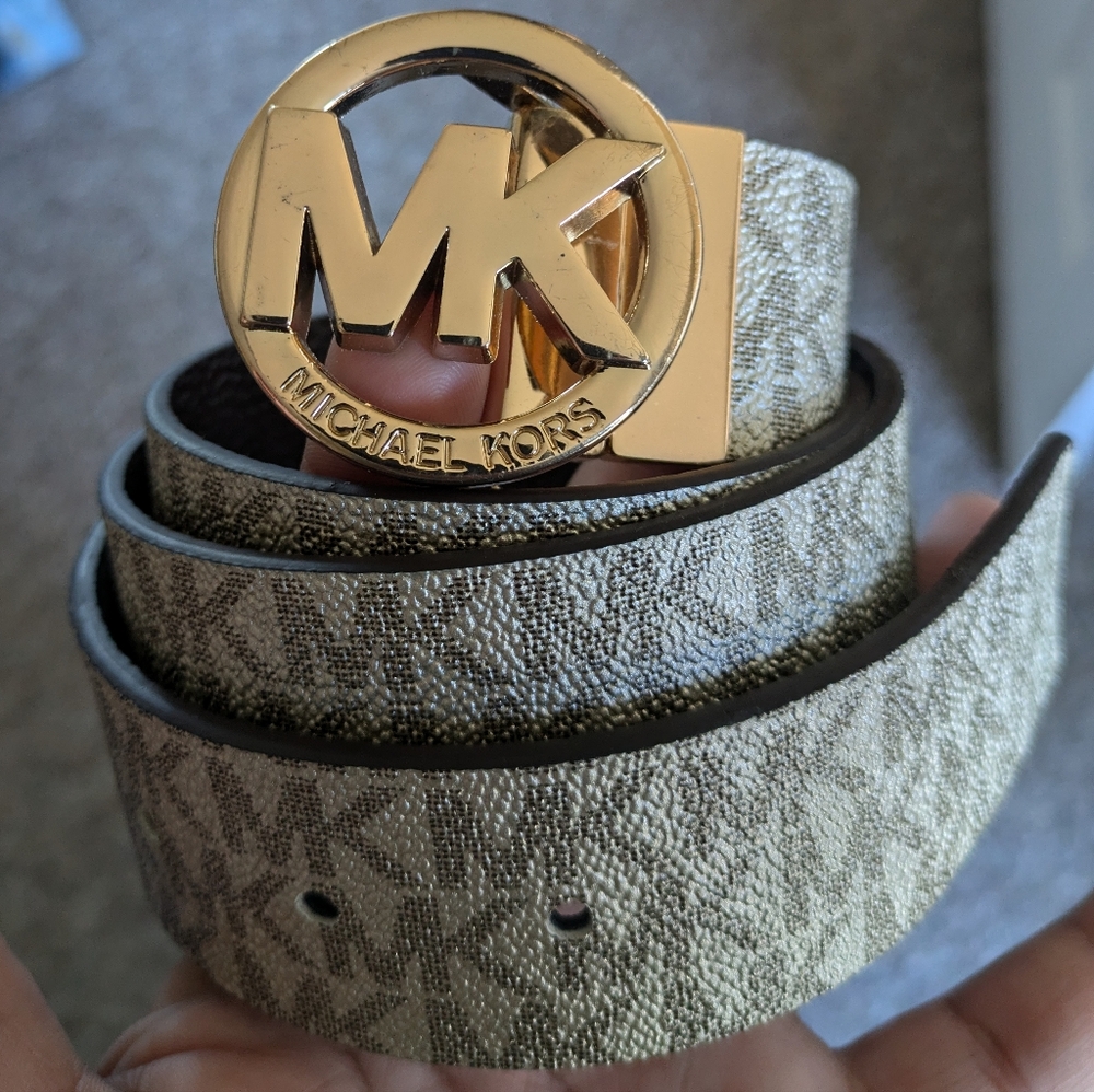 Reversible belt